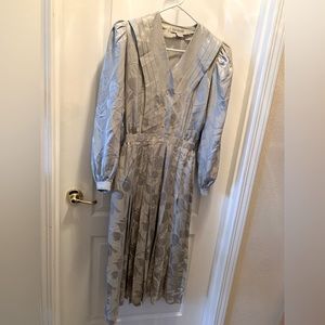⭐️ bundle 3 for $25 ⭐️ “Avanti” 100 %  silk size 6 dress.  Gray/silver, floral